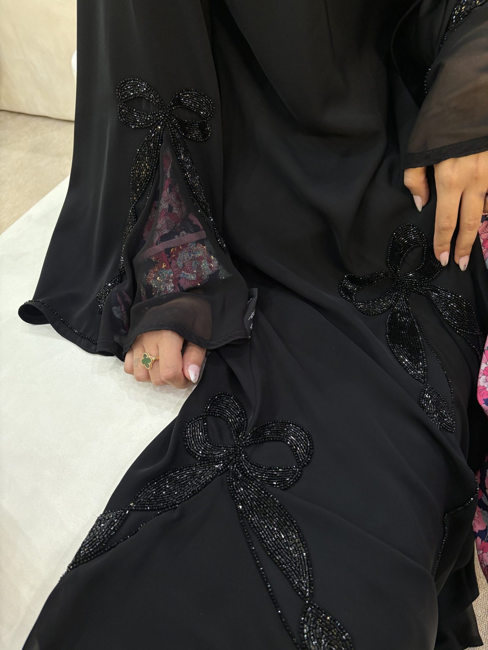 Black ribbon abaya - الصورة 2